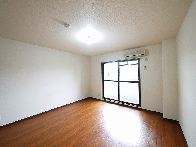 南新町ビルの寝室|ゆったり過ごせる居間です