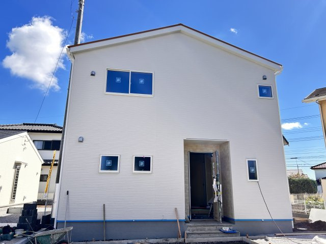【LiveleGarden】下野上大領 全8棟の庭|〇2号棟　南庭〇
南側にしっかりと庭スペースが確保♪明るい太陽が降り注ぐ南庭は、小さなお子様のビニールプール遊びや家庭菜園、ガーデニングに最適なプライベート空間です。
※2026年10月撮影