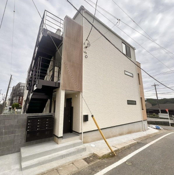 青梅市滝ノ上町のアパートのエントランス