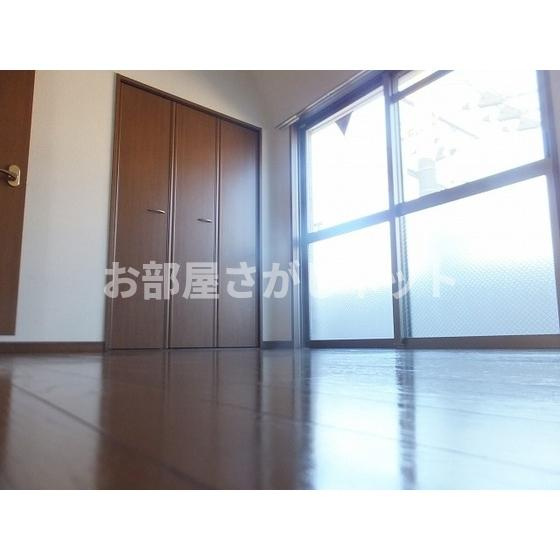 ＣＲＥＳＣＥＮＴ　ＭＯＴＯＮＥＳの居間・リビング