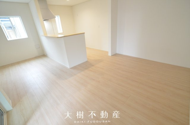 【居間・リビング】 | 綾瀬市寺尾釜田２丁目 新築戸建て 全1棟【仲介手数料無料】
