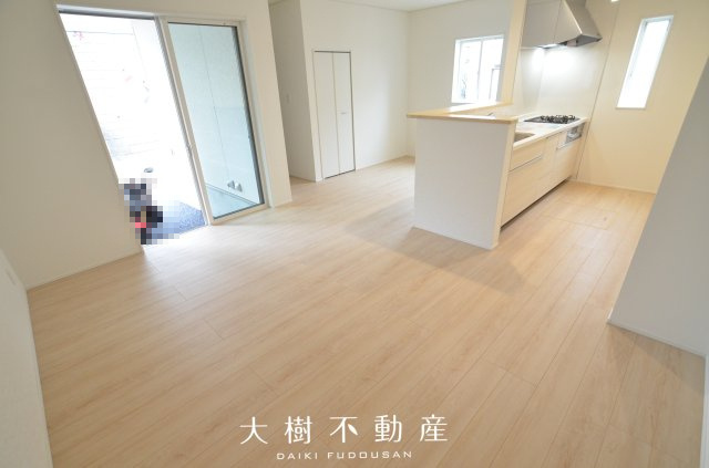 【居間・リビング】 | 綾瀬市寺尾釜田２丁目 新築戸建て 全1棟【仲介手数料無料】