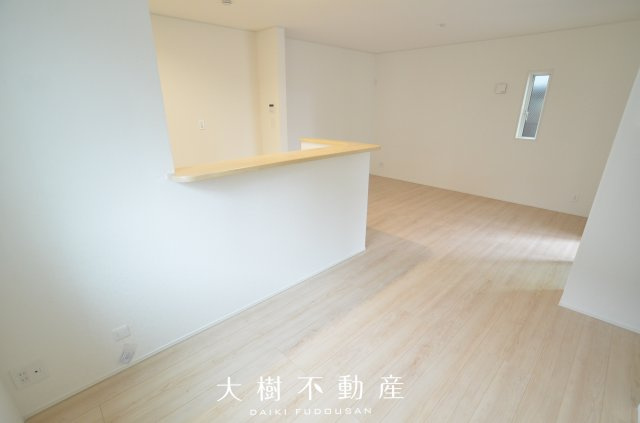 【居間・リビング】 | 綾瀬市寺尾釜田２丁目 新築戸建て 全1棟【仲介手数料無料】