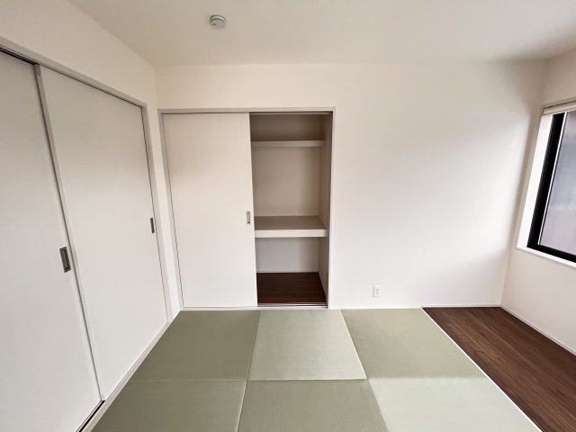 【LiveleGarden】下野上大領 全8棟の和室|〇6号棟・6帖和室〇
和室の雰囲気を崩さない扉付き収納！
生活感をそっと隠しつつ、布団や季節物もすっきり収まる実用性の高いスペースです♪
※2026年10月撮影