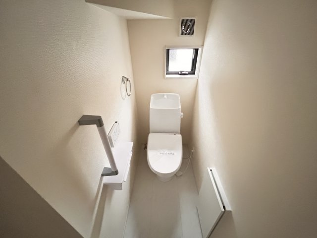 【LiveleGarden】下野上大領 全8棟のトイレ|〇6号棟〇
寒い日も快適に♪温水洗浄付きトイレで、毎日気持ちよく使えるうれしい設備です。
※2026年10月撮影