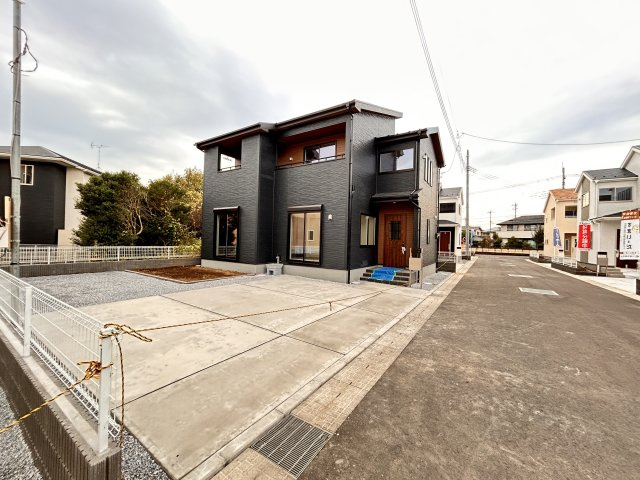 【LiveleGarden】下野上大領 全8棟の前面道路含む現地写真|〇6号棟〇
4台駐車可能なゆとりのカースペース。
夫婦それぞれの車も、お客様のお車も余裕に対応できます☆
※2026年10月撮影