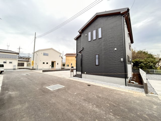【LiveleGarden】下野上大領 全8棟の外観|〇6号棟〇
前面道路はゆとりの6ｍ幅。
車の出し入れもスムーズで、来客時も安心♪
開放感のある街並みに、暮らしやすさが広がります！
※2026年10月撮影