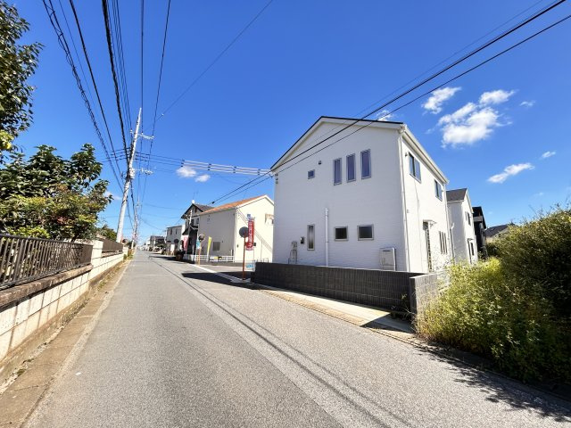 【LiveleGarden】下野上大領 全8棟の前面道路含む現地写真|〇分譲地〇
全8邸それぞれ個性あふれる内装カラー＆間取りをご用意しております♪
今なら生活スタイルや自分好みに合った建物をお選びいただけます☆
※2026年10月撮影