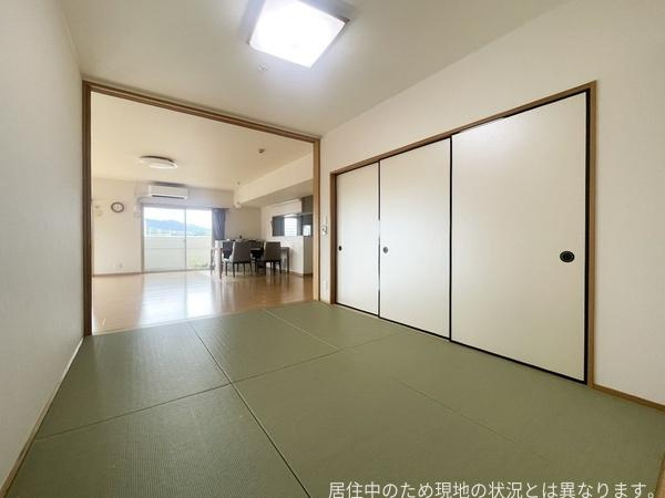 ウエストゲートのバルコニー|広々としたバルコニーが特徴です。開放的な空間で多目的にご利用いただけます。高い手すりが安心感を与えます。