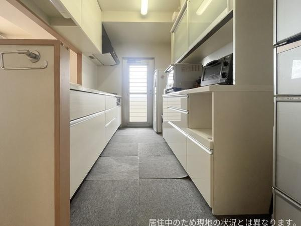 ウエストゲートの居間・リビング|広々としたリビングは明るい雰囲気が特長です。大きな窓からは自然光がたっぷり入ります。バルコニーに出入りしやすいレイアウトです。床の色味が室内をさらに開放的に見せています。家具の配置もしやすい空間です。