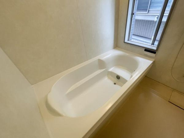 ウエストゲートのキッチン|3口コンロが備わっており調理スペースも広々としています。シンプルなデザインが印象的です。お手入れしやすい仕様になっています。キッチンの清掃も簡単に行えます。毎日の料理がはかどります。