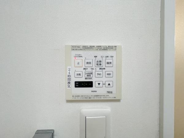 ウエストゲートの玄関|落ち着いた色合いの玄関扉が印象的です。広めのエントランススペースでゆとりを感じられます。タイル床は掃除もしやすく清潔感が保てます。インターホンも設置されており安心感があります。