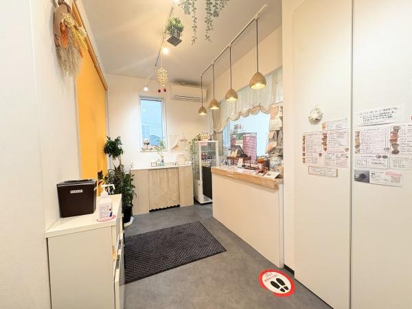 角子原　店舗兼住宅の内装|1階には、店舗として使える明るい空間があります。お会計や接客スペースとして使いやすく、ナチュラルで清潔感のある雰囲気が魅力です。