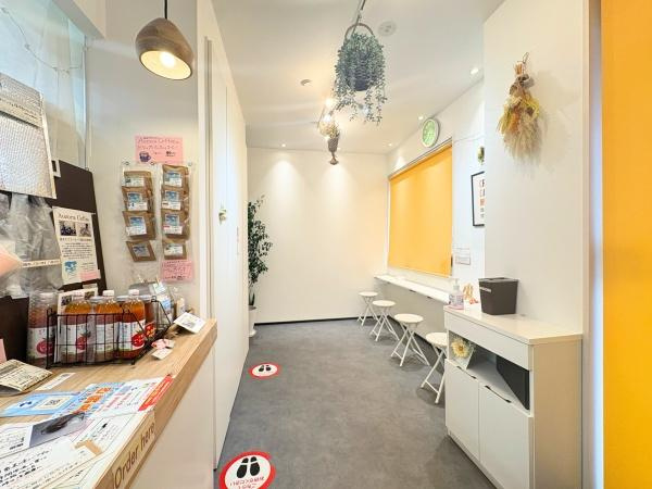 角子原　店舗兼住宅の内装|受付・お会計スペースのそばには、飲食用のスペースも確保されています。お客様がその場で商品を楽しめる、明るく心地よい店舗空間です。