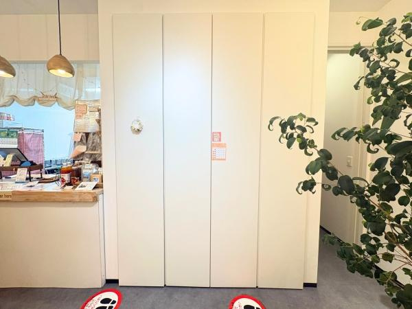 角子原　店舗兼住宅の収納|壁面にすっきりと収まる収納スペースです。扉付きなので中身を見せずに整理できます。シンプルなデザインで空間と調和します。