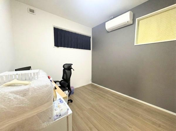 角子原　店舗兼住宅の洋室|落ち着いた色合いの壁が印象的な洋室です。窓があり明るさも確保されています。シンプルで使い勝手の良い空間です。