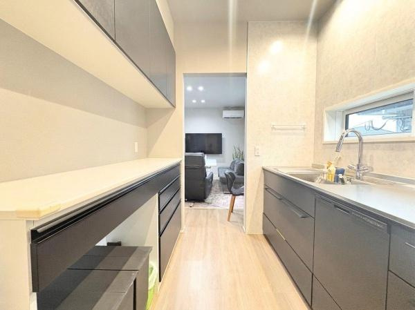 角子原　店舗兼住宅のキッチン|シンプルで使いやすいキッチン空間です。収納スペースが充実しており見た目もすっきりしています。作業スペースも広く毎日の調理が快適に行えます。