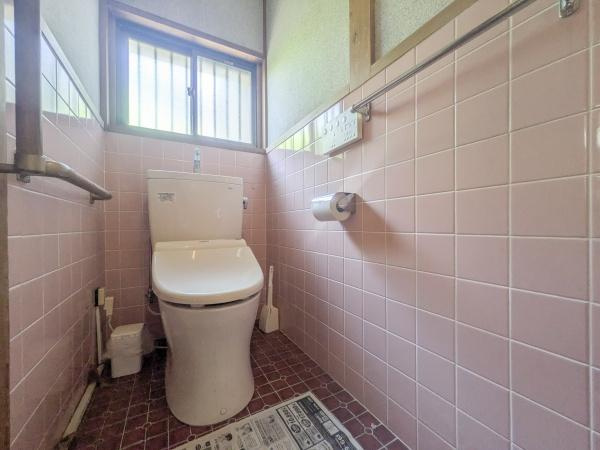 皆春　戸建てのトイレ|窓があるため自然光が入りやすい造りです。
手すりも設置されており使いやすさにも配慮されています。