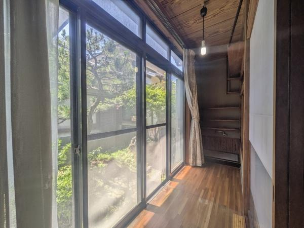 皆春　戸建ての和室|大きな窓から光が差し込み明るく開放感のある和室です。外の景色も楽しめる設計となっています。木の温もりを感じられる天井や床が和モダンな雰囲気を演出します。