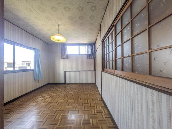 皆春　戸建ての洋室|二面採光で明るさを感じる洋室です。天井や壁にレトロなデザインが施されています。