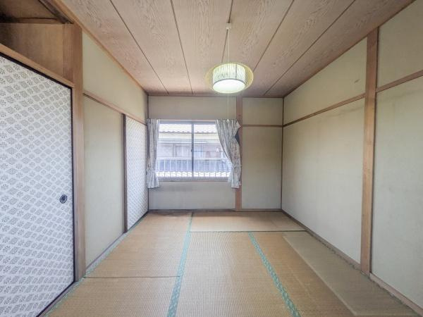 皆春　戸建ての和室|2階和室は自然光がしっかりと入る明るい空間です。
落ち着いた色合いの壁と天井が全体をすっきりとまとめています。
