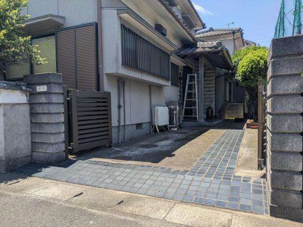 皆春　戸建ての駐車場|門扉付きの駐車場で敷地内に安心して車を停められます。
舗装されたスペースなので車の出し入れもスムーズです。