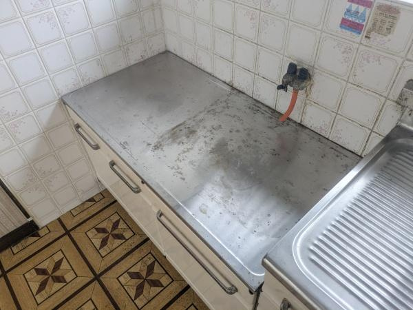皆春　戸建てのキッチン|ステンレス天板にガス栓が完備されており、コンロを置いてすぐに調理が可能です。