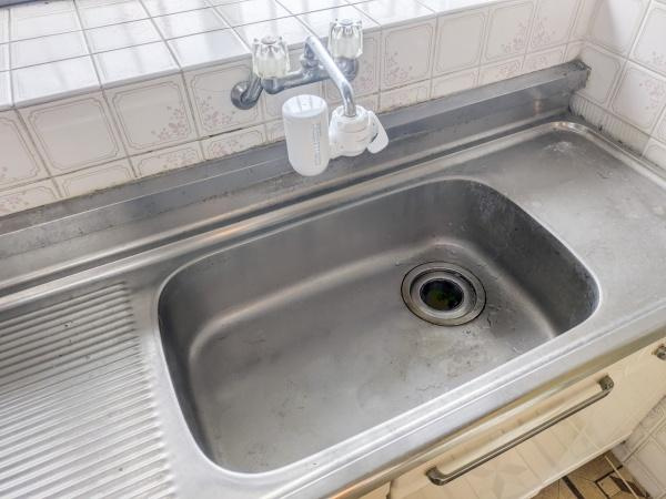 皆春　戸建てのキッチン|清潔感のあるタイル壁でお手入れも簡単です。