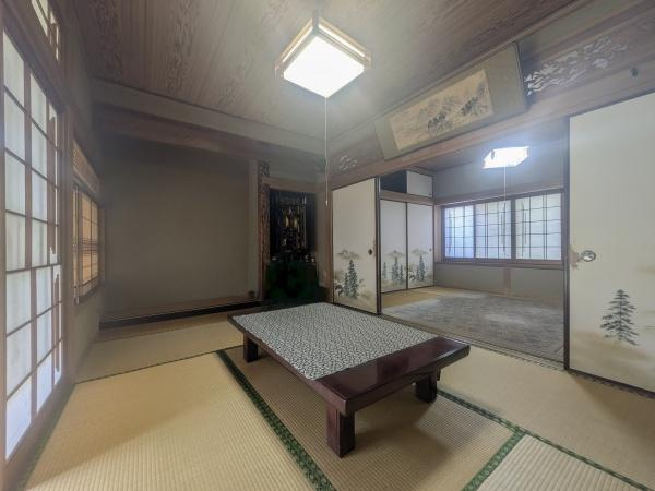 皆春　戸建ての和室|畳の香りと木の天井が調和した空間です。明るい窓から自然光が入り室内を穏やかに照らします。
繊細な装飾が随所に施されています。