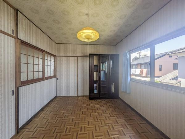 皆春　戸建ての洋室|すっきりとした内装で家具配置がしやすいレイアウトになっています。
天井のデザインや照明が空間に個性をプラスしています。