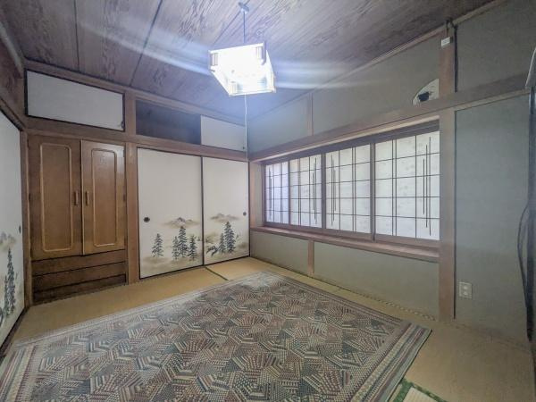 皆春　戸建ての和室|落ち着いた雰囲気の和室です。障子からやわらかな光が入りゆったりとした空間が広がっています。収納もしっかり備わっており片付けも便利です。伝統的なデザインが印象的です。