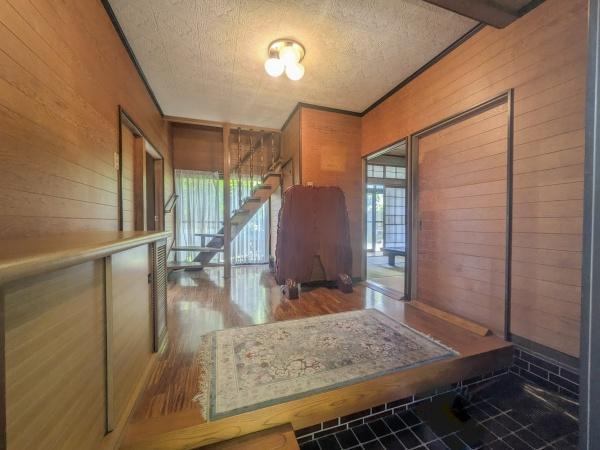 皆春　戸建ての玄関|玄関はゆったりとした広さがあり明るさを感じられます。
木目調の壁が落ち着いた雰囲気を演出しています。