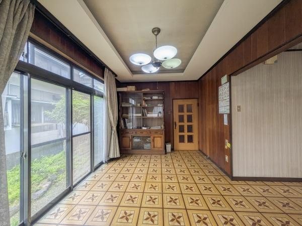 皆春　戸建ての居間・リビング|リビングには大きな窓がありお庭の景色を楽しむことができます。