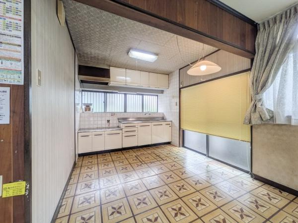 皆春　戸建ての居間・リビング|ダイニングからキッチンは導線も良好で配膳や片付けもしやすい。
窓も多く、明るい雰囲気の室内です。