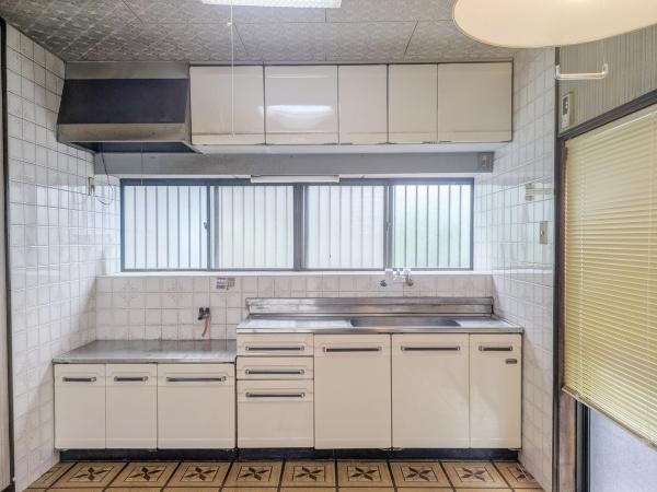 皆春　戸建てのキッチン|作業スペースや収納がしっかり確保されています。
タイル張りの壁が清潔感を演出し毎日のお手入れも手軽に行えます。
