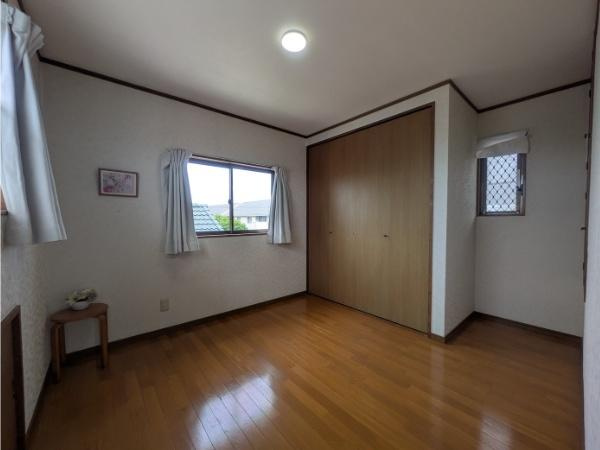 皆春　戸建ての内装|窓から自然光が差し込む明るい室内です。収納スペースも広くすっきりとした印象です。落ち着いたフローリングが特徴的で使いやすいお部屋です。シンプルな内装で多様な用途に対応できます。