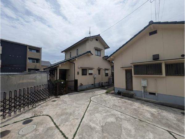 皆春　戸建ての駐車場|広々とした駐車スペースがあり車の出し入れがしやすくなっています。敷地内で複数台の駐車も可能です。前面道路へのアクセスもしやすい配置です。駐車場周辺も整然としています。