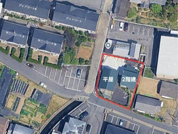 皆春　戸建てのその他|航空写真で敷地全体の様子が一目で確認できます。周辺環境や道路との位置関係も把握しやすいです。建物の配置や敷地の広さが分かりやすい点が特長です。