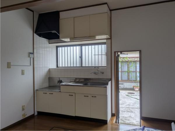 皆春　戸建てのキッチン|シンプルなデザインで使いやすいキッチンです。大きな窓から自然光が入り明るい空間を実現しています。収納スペースも備わっているので整理がしやすいです。お手入れしやすいタイル壁で毎日のお手入れも簡単です。