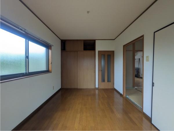 皆春　戸建ての内装|大きな窓から自然光がしっかり入る室内です。シンプルな内装でインテリアのアレンジも幅広く楽しめます。収納スペースも設けられており便利です。隣室との接続が良く生活動線も整っています。