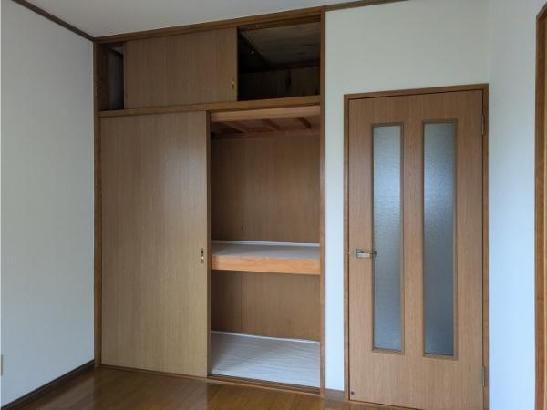 皆春　戸建ての収納|収納スペースがしっかり確保されています。引き戸タイプで開閉もスムーズです。高さのある収納で使いやすさが感じられます。棚が設置されており整理しやすい仕様です。木目調のデザインが室内に馴染みます。
