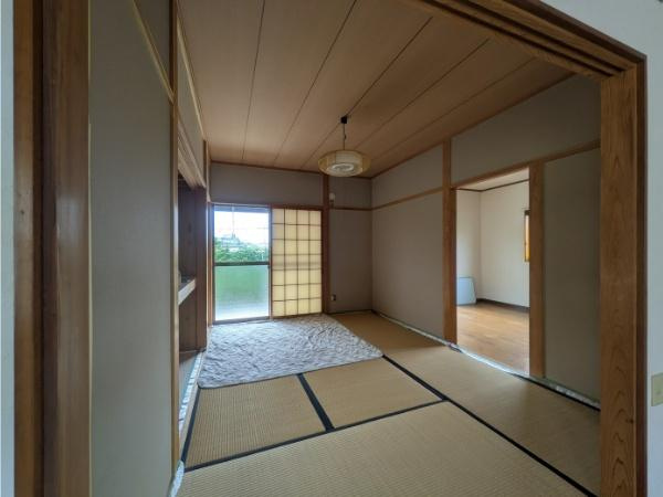 皆春　戸建ての内装|和室の落ち着いた雰囲気が特徴的です。障子越しにやわらかな光が入ります。畳の状態も良好で清潔感があります。隣接する洋室とのつながりも便利です。天井照明もシンプルなデザインです。