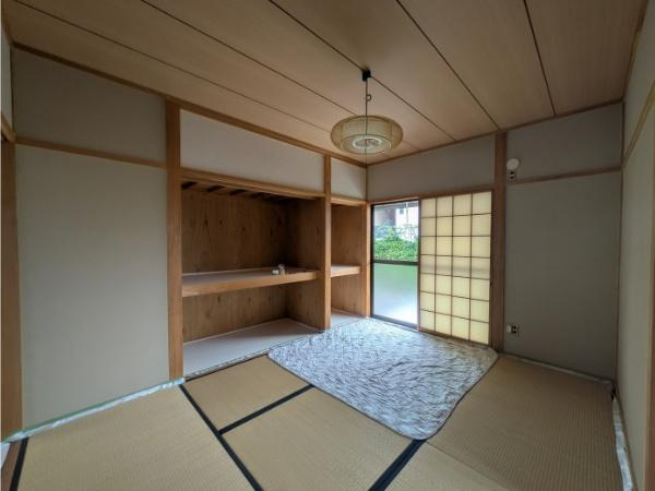 皆春　戸建ての内装|落ち着いた雰囲気の和室です。障子からやわらかい光が差し込み収納スペースも確保されています。天井や壁の木目も空間にまとまりを与えています。畳の状態が良好です。和の趣を感じられる室内です。