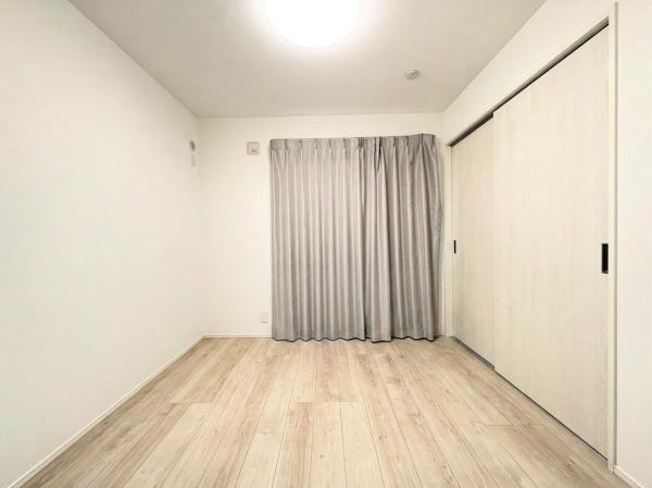 丹生　戸建ての洋室|シンプルな内装が特徴的な洋室です。明るい色合いのフローリングが空間を広く感じさせます。大きなクローゼットも設けられています。