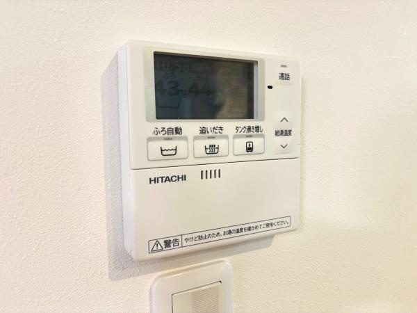 丹生　戸建てのその他|壁に設置された操作パネルで簡単にお湯張りや追い焚きが可能です。表示画面も大きく見やすい仕様です。シンプルなデザインなので室内にもなじみやすいです。