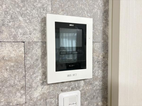 丹生　戸建てのその他|スタイリッシュなモニター付きインターホンが設置されています。石目調の壁材と調和し空間にアクセントを加えています。訪問者の確認がしやすい位置に配置されていて使い勝手も考慮されています。