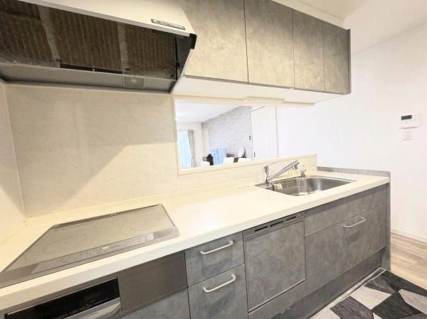 丹生　戸建てのキッチン|明るい空間に調和するシンプルで使いやすいキッチンです。収納が豊富で作業スペースも広く日常的な調理がしやすくなっています。IHコンロが設置されておりお手入れも簡単です。
