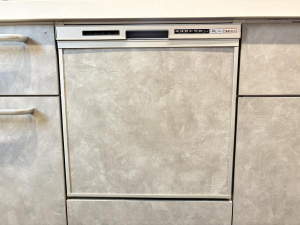 丹生　戸建てのキッチン|キッチンにビルトインタイプの設備が設置されています。面材一体型で空間に馴染むデザインです。操作パネルも見やすく扱いやすい仕様です。