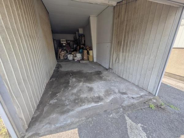 家島　戸建ての駐車場|電動シャッター付きの車庫スペース