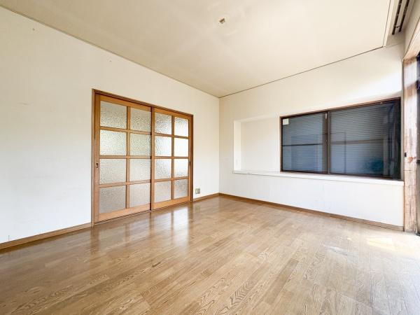 富士見が丘西4丁目中古の洋室|明るい光が差し込む洋室です。木目調のフローリングが特徴的な空間です。シンプルな内装でさまざまなインテリアに対応しやすいです。広々とした印象があり使い勝手の良い洋室です。
